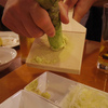山葵をすっているところ