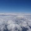 雲海の上を飛ぶ