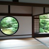 悟りの窓と迷いの窓が並ぶ
