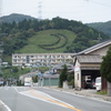 学校の後ろの山には 三日月マーク