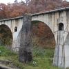 横にあるのが岩手軽便鉄道の橋梁跡。