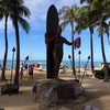 ワイキキビーチのデューク・カハナモク像