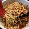 ③麺をレンゲと箸で下から持ち上げるように…