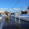関山駅。ホームは除雪用の噴水が・・