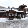 山寺駅。横の見晴らし台は冬期は閉鎖。