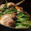 お隣では骨付き肉
