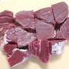 蝦夷鹿脛肉；“塊(大き目の一口大)”に取ります
