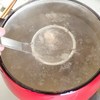 下煮(1)；熱湯で湯掻いて灰汁を引きます
