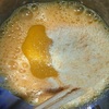 卵を溶いてパルメザンを混ぜる