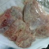 ミラネーゼの準備。鶏モモ肉を叩く