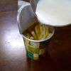 ヴィシソワーズ②じゃがりこに温かい牛乳を入れる