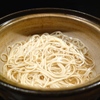 鴨鍋・〆の稲庭うどん②：鍋に投入