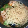 トマトクリームソースに茹でたリングイネを入れて