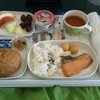 関空到着前に朝の機内食。