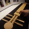 アイヌの楽器トンコリをひく？