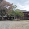 木造校舎と校庭。
