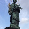 橋の途中にあるヤン・ネポムツキー像
