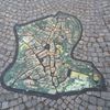 町の石畳はこういう感じで地図があるので便利。