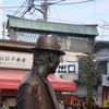 柴又駅前の、寅さん像