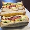 ライ麦パンのベーコンと玉子のサンドイッチ