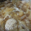 玉ねぎとミートボールを煮込む(笑)