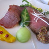 前菜のスモークツナとビーフ。