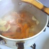 野菜の切れ端や玉葱の皮からスープ作り
