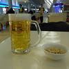 2010/02/05：空港で食べる朝食に生ビール