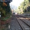線路の向こうにトロッコ嵐山駅？