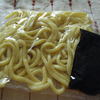 太目の麺と液体タイプのソース