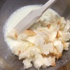 牛乳に、細かくちぎったパンを加えていきま～す