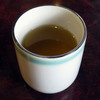 お冷代わりに出されたホットのほうじ茶