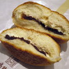 十勝あずきのミルク珈琲あんぱん（手で半分に）