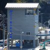 建物右端の黄色目印が津波到達地点。