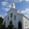 高台に建つ白亜の教会です。