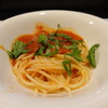 スパゲッティはトマトとバジルでナポリタン