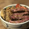 牛カツの上に牛タンカツを乗せたダブルソースカツ丼