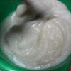 混ぜた芋に水酸化カルシウムを混ぜます。