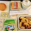 不毛な機内食は完食出来ず・・