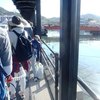 行列の先が桟橋