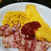 きよらで作ったオムレツとカリカリベーコン