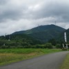 右に「決戦地跡」左の小山は「石田三成の陣」笹尾山。