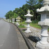 道路脇にも石灯篭