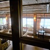2F 内窓より 1F リビングを見る。