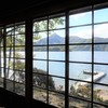 別荘内から中禅寺湖の風景を眺める。