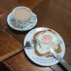 目玉焼きとミルクティーの朝食