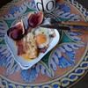 無花果にパンチェッタ目玉焼きの朝ごはん