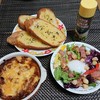 ミートグラタン、ガーリックトースト、シーザーサラダ