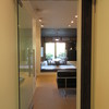 玄関から室内を見て