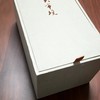 重厚な白い箱
